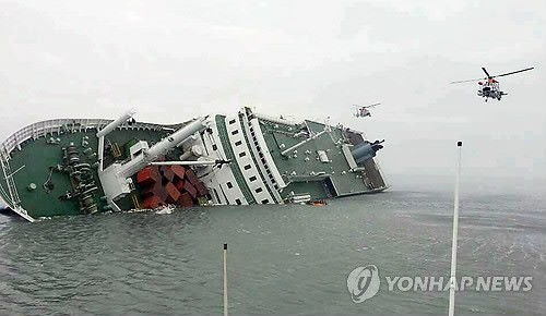Des plongeurs commencent l'opération pour repêcher le ferry Sewol - ảnh 1